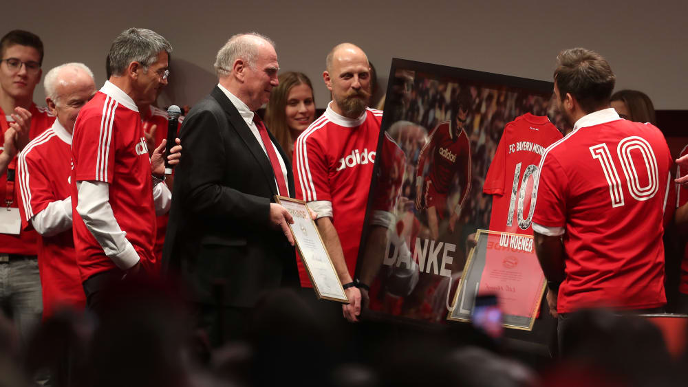 Neu-Präsident Herbert Hainer (links) und Ehrenpräsident Uli Hoeneß stehen auf der Bühne während der Jahreshauptversammlung des FC Bayern München.