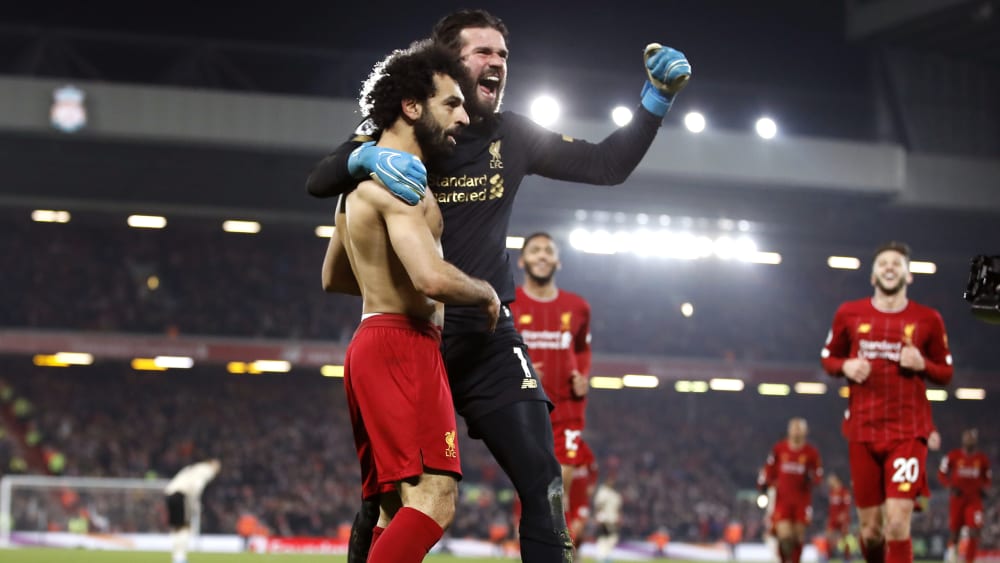 Alisson bejubelt mit dem halbnackten Mo Salah das Tor zum 2:0 - der Torwart hatte es selbst vorbereitet