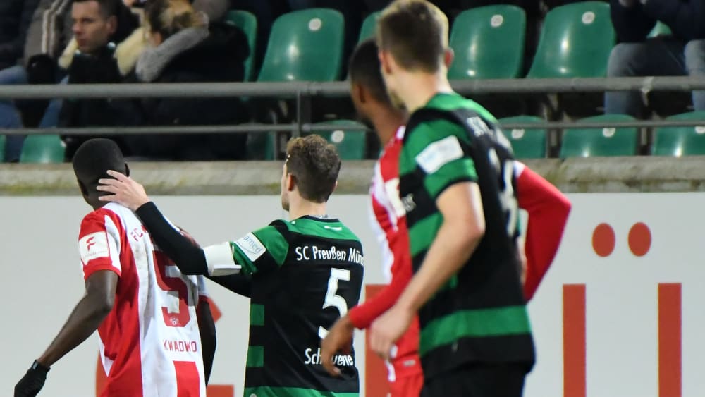 Spieler beider Mannschaften bei der Partie zwischen Preußen Münster und den Würzburger Kickers.