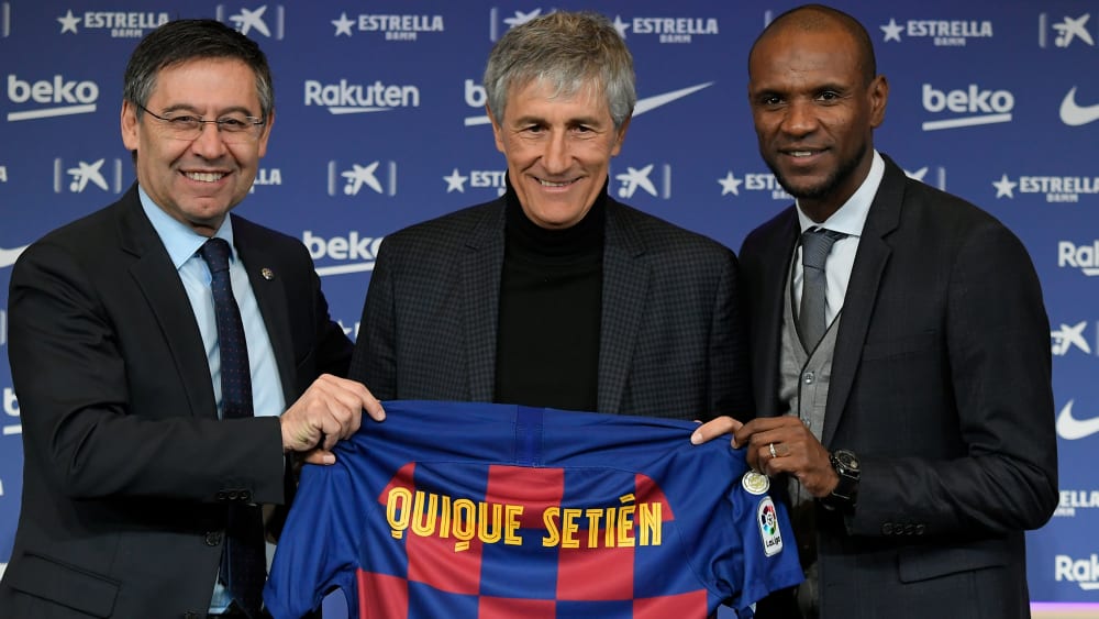 In Pose gesetzt: Präsident Josep Bartomeu und Sportdirektor Eric Abidal mit Barcelonas neuem Coach Quique Setien.