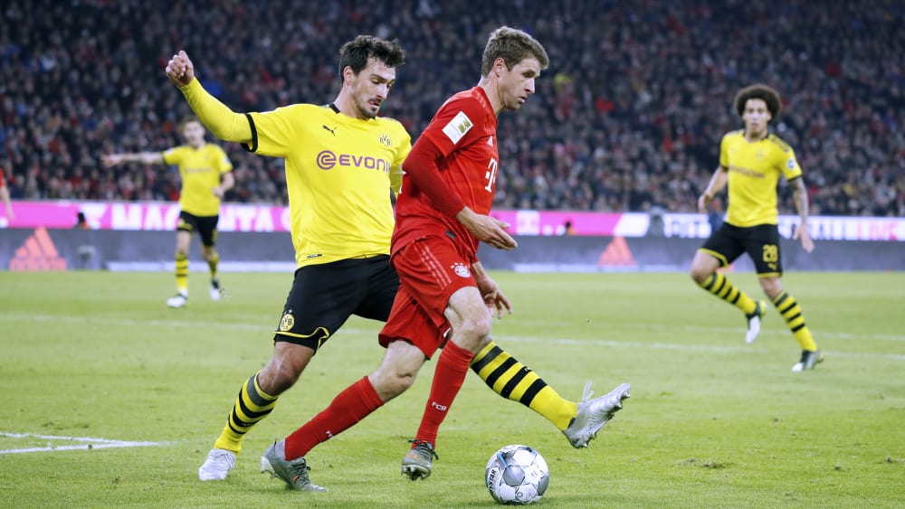 Mats Hummels (l.) im Duell mit Thomas Müller