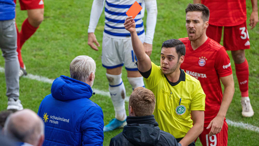 Schiedsrichter Asmir Osmanagic zeigt MSV-Torwarttrainer Sven Beuckert die Rote Karte.