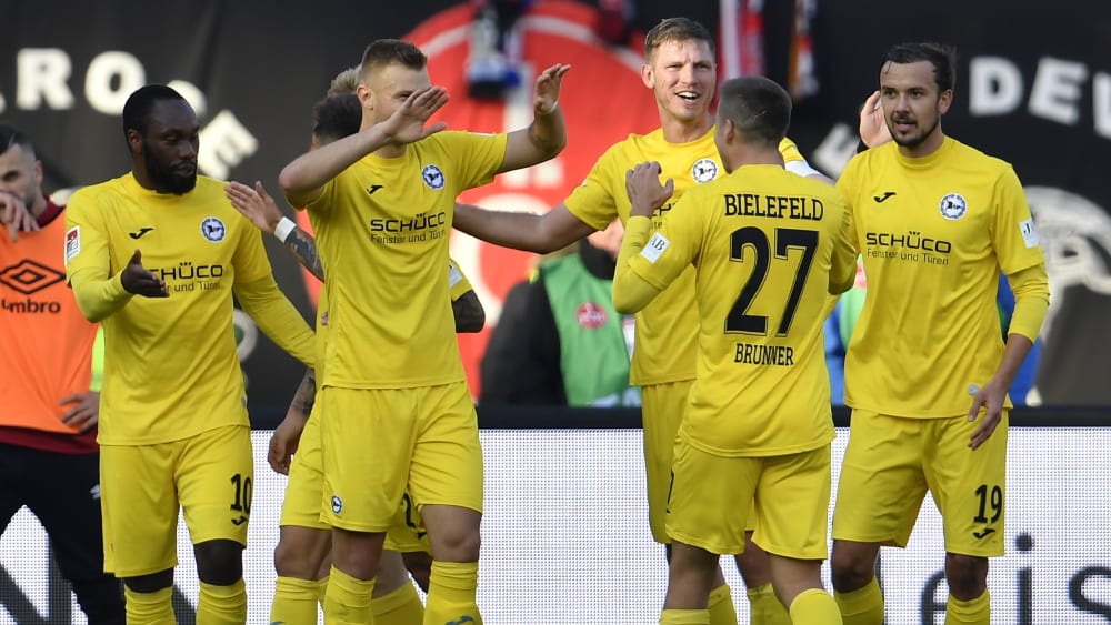 Die Bielefelder Mannschaft bejubelt ihren Kantersieg