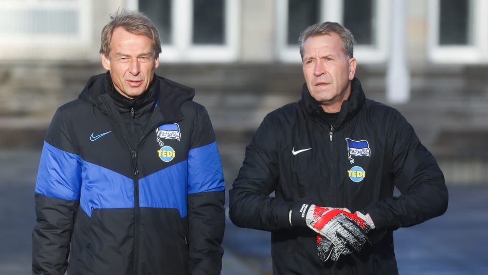 Hertha-Coach Jürgen Klinsmann will Andreas Köpke (re.) als Torwarttrainer behalten.