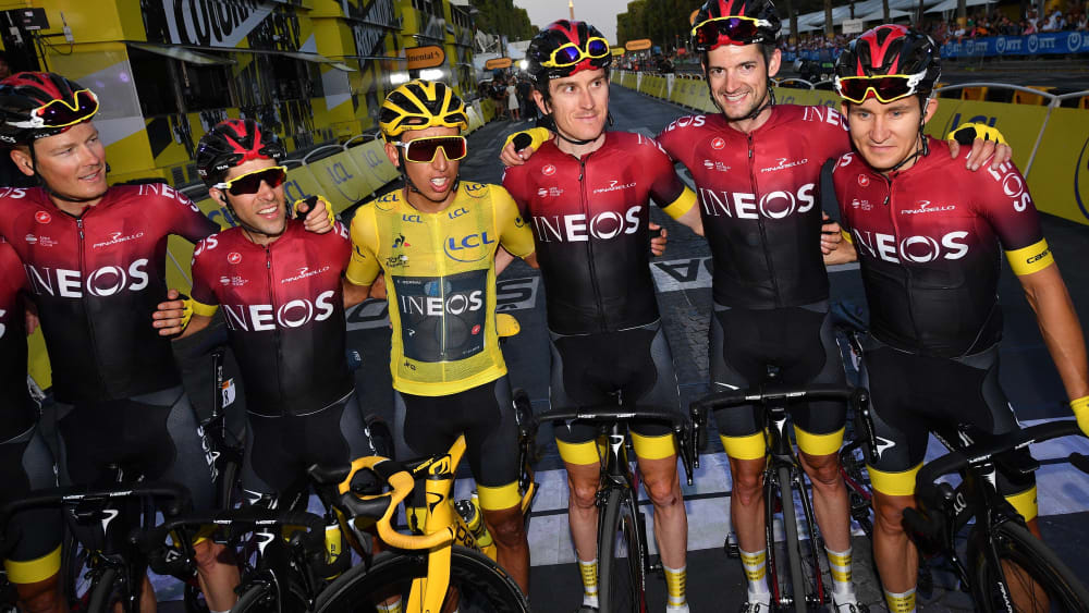 Egan Bernal im Kreis seiner Ineos-Teamkollegen.