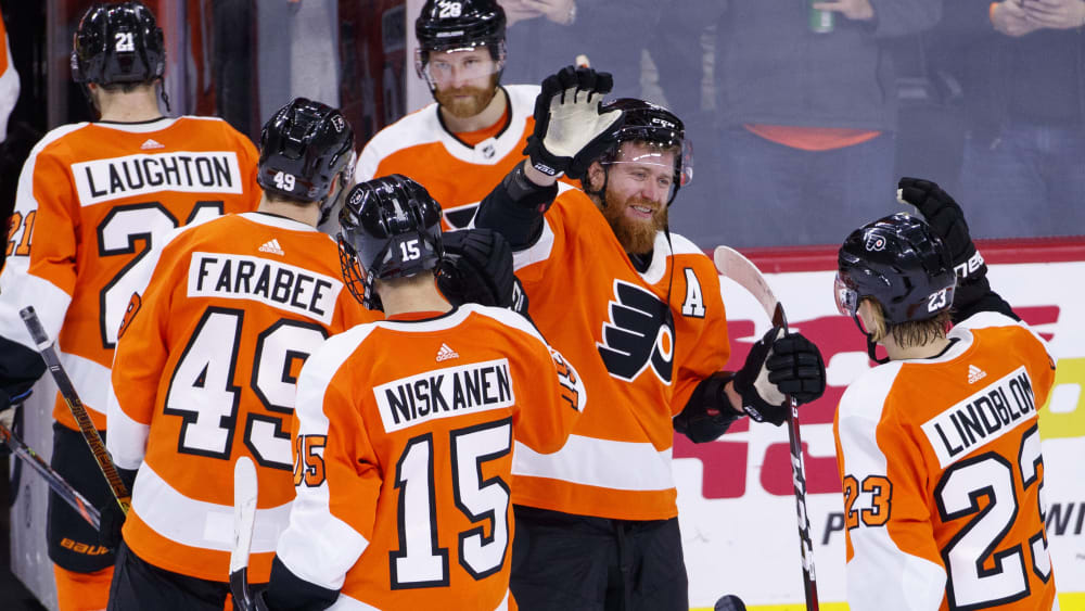 Spieler der Philadelphia Flyers klatschen sich beim Gang in die Kabine ab.