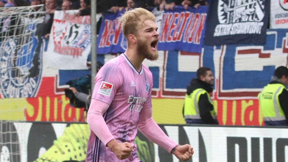 Timo Letschert (HSV) jubelt über seinen Treffer gegen Kiel