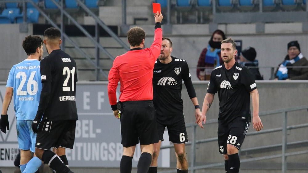 Uerdingens Kevin Großkreutz (in der Mittte) sieht in der Partie gegen den Chemnitzer FC (1:1) von Schiedsrichter Jonas Weickenmeier die Gelb-Rote Karte.