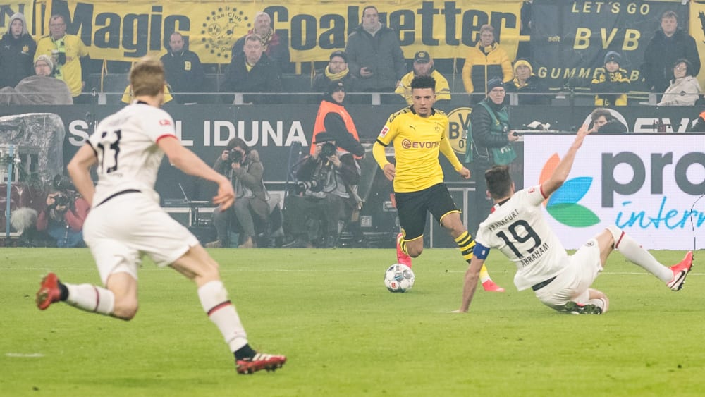 Frankfurts David Abrahams (re.) missglückte Grätsche gegen Dortmunds Jadon Sancho