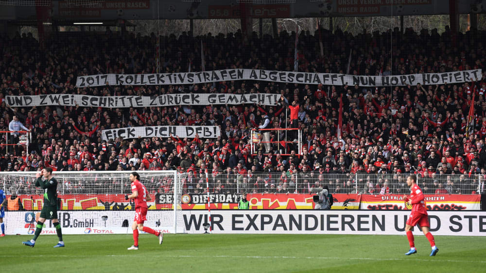 Dafür gibt es auch weiterhin Strafen, aber keine Spielunterbrechungen mehr: Anti-DFB-Banner von Union-Berlin-Fans gegen Wolfsburg.