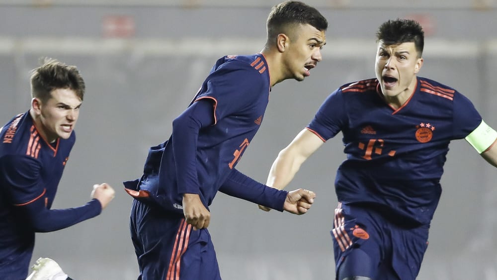Bayerns Torschütze Oliver Batista-Meier jubelt über sein 1:1 in Belgrad