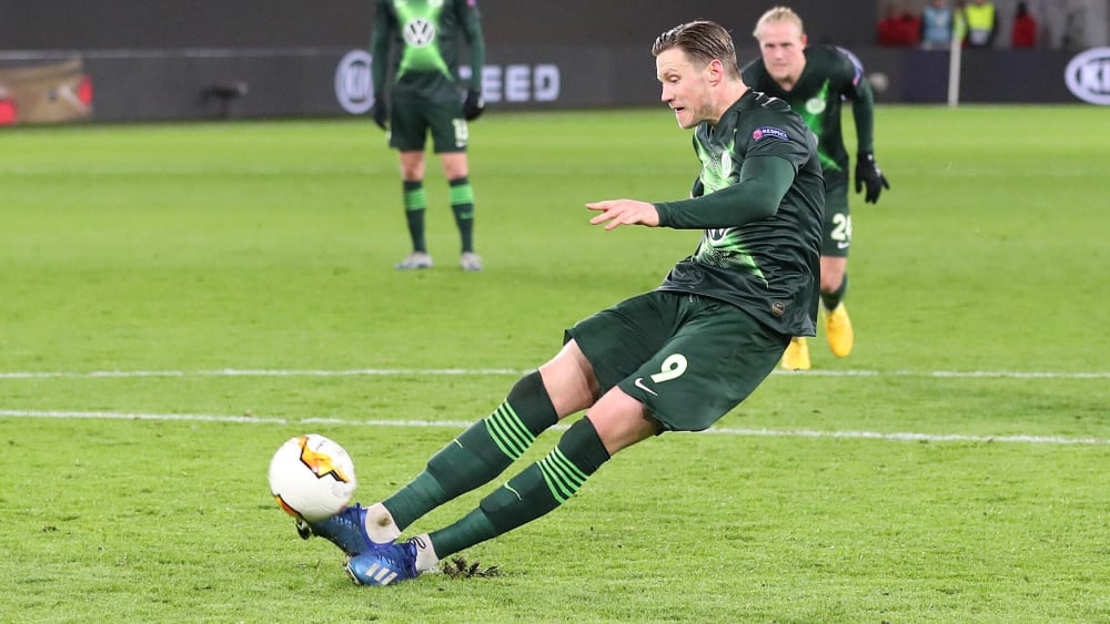 Wolfsburgs Angreifer Wout Weghorst ist beim Elfmeter ausgerutscht.