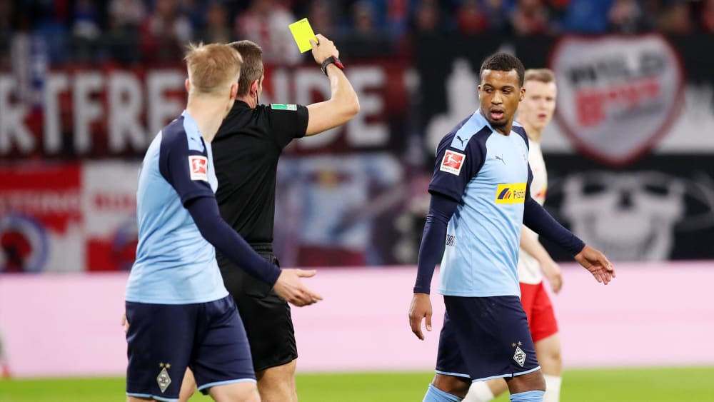 Gladbach-Stürmer Alassane Plea sieht in Leipzig für eine Unsportlichkeit Gelb - kurz danach sogar Gelb-Rot