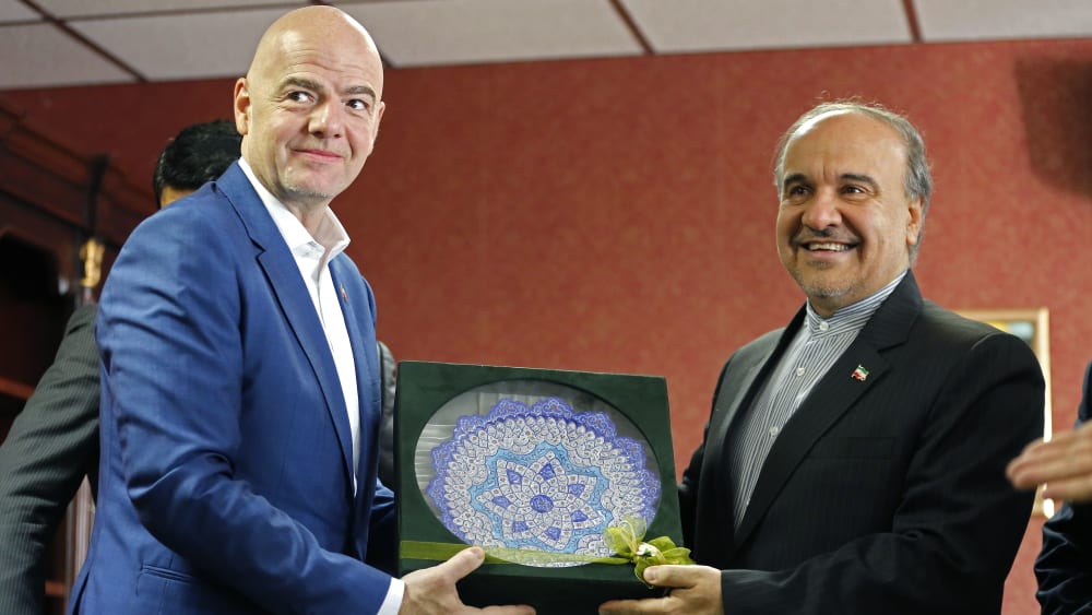 FIFA-Präsident Gianni Infantino (li.) mit Irans Sportminister Masoud Soltanifar.
