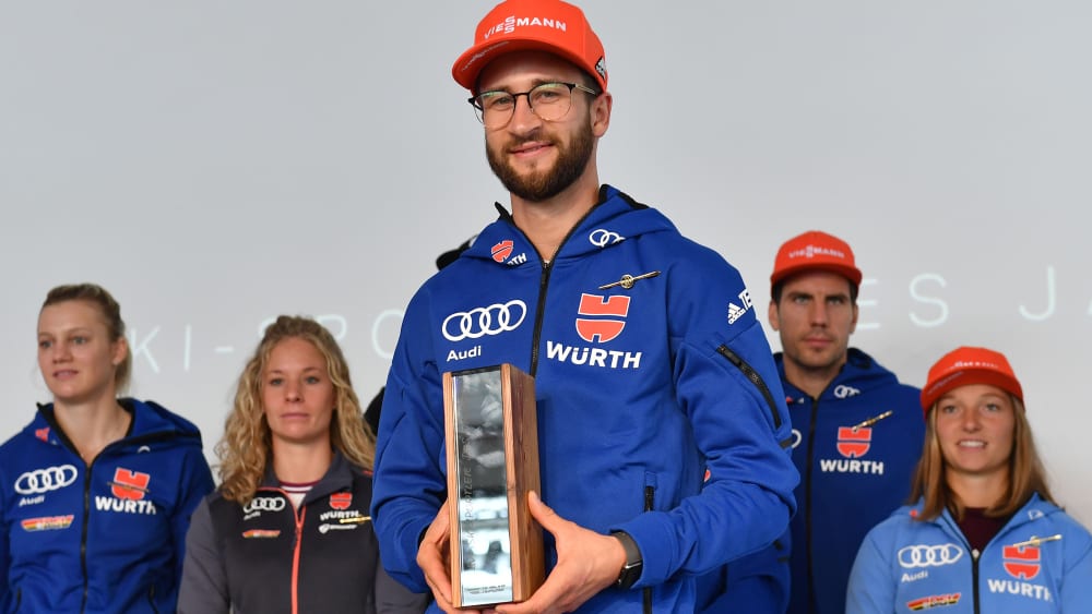 Markus Eisenbichler mit der Trophäe