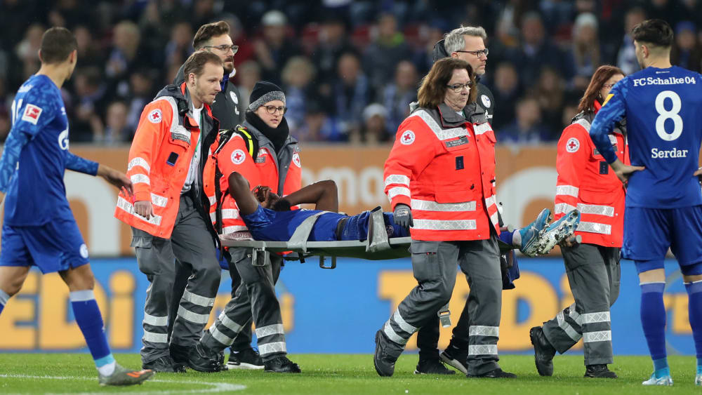 Er musste vom Platz getragen werden: Salif Sané.