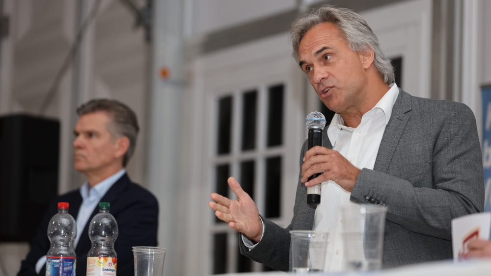 Darf zur Wahl antreten: Martin Müller, im Hintergrund ist Amtsinhaber Ingo Wellenreuther.