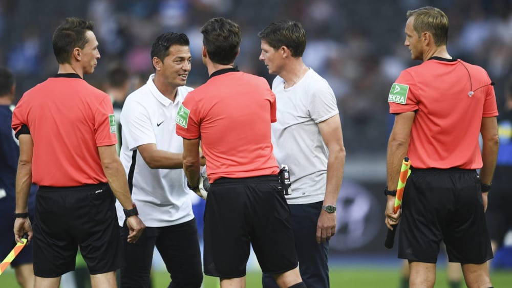 Hauptdarsteller: Herthas Ante Covic (2.v.li.) und Oliver Glasner (2.v.re.) nach dem Spiel beim Schiedsrichtergespann um Guido Winkmann (Mitte).