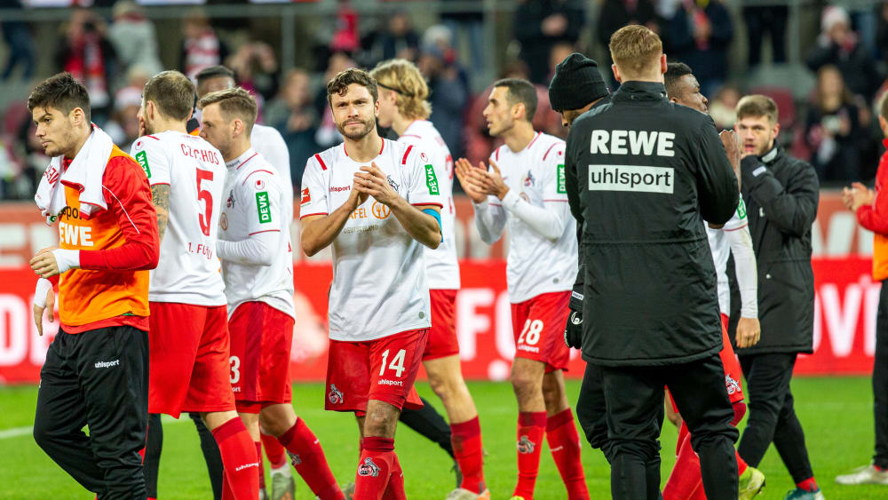 Jonas Hector klatscht den Fans Beifall