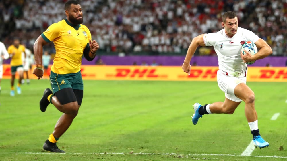 Englands Jonny May ist schneller als Australiens Samu Kerevi und erzielt seinen zweiten Try.