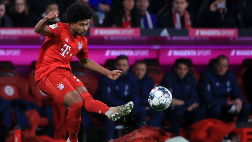 Serge Gnabry soll in Berlin zumindest auf der Bank des FC Bayern sitzen.