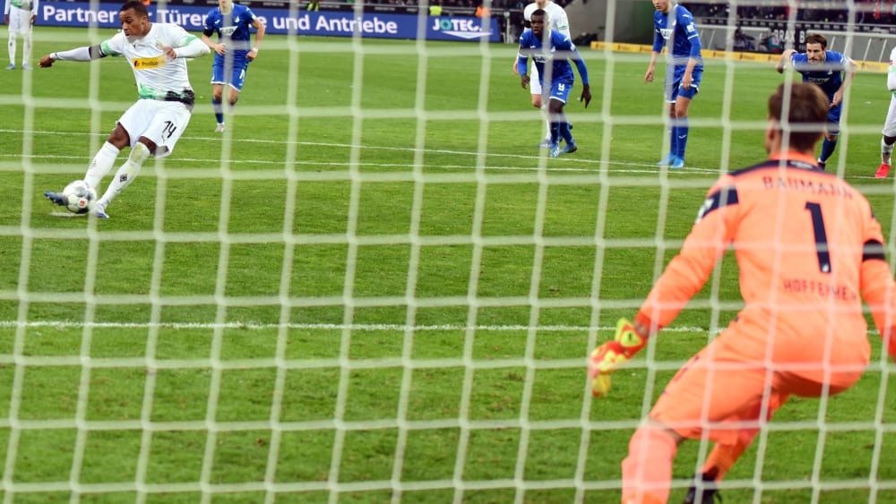 Gladbachs Alassane Plea scheitert vom Punkt an Hoffenheims Keeper Oliver Baumann