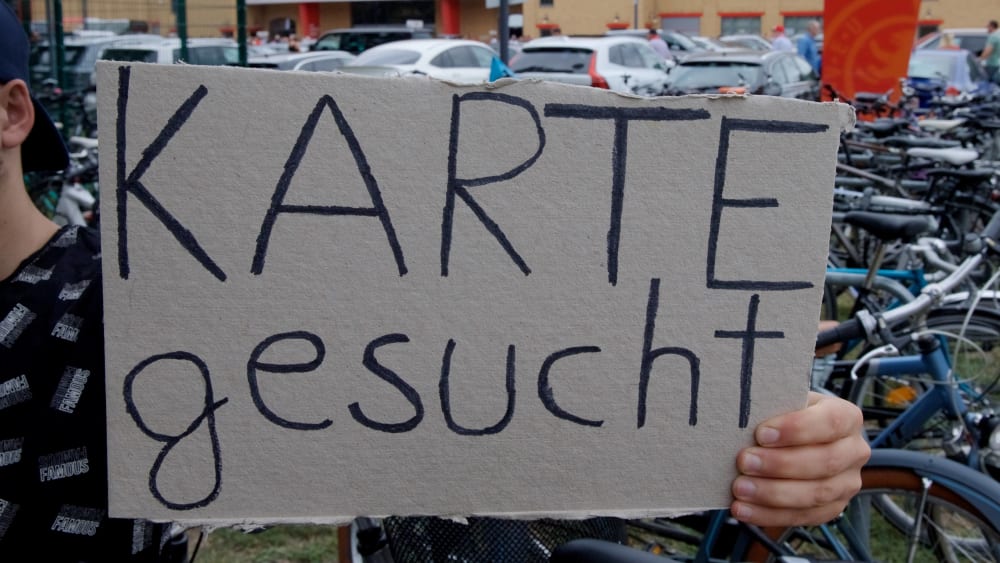 Nicht für jeden Preis: Fußballfans müssen künftig keine horrenden Summen für Auswärtsspiele im Europapokal zahlen.