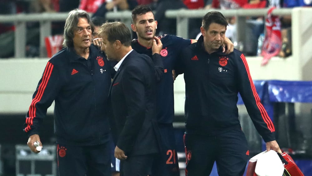 Bayern-Profi Lucas Hernandez verlässt angeschlagen den Platz.