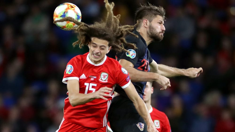 Dieser Moment schmerzte: Ethan Ampadu (li.) wird von Kroatiens Petkovic getroffen.
