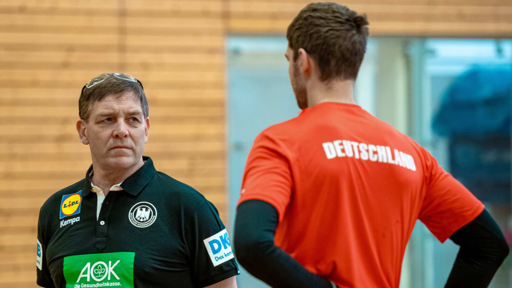 Bundestrainer Alfred Gislason im Gespräch mit Hendrik Pekeler