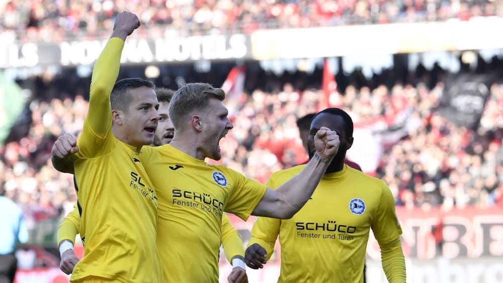 Jubel bei der Arminia: Bielefeld hat mit einem Sieg in Nürnberg die Tabellenführung übernommen.