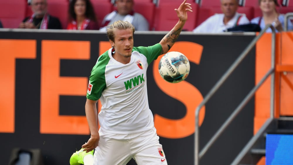 Wird am Samstag gegen Frankfurt wohl spielen können: Augsburgs Verteidiger Tin Jedvaj.