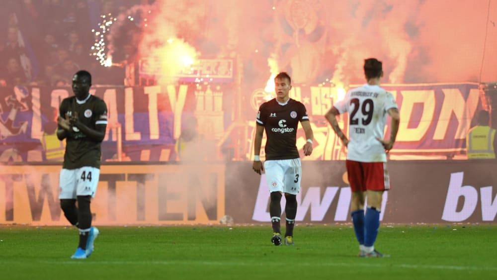 Teure Pyrotechnik: Das Stadtderby zwischen dem FC St. Pauli und dem HSV musste unterbrochen werden.