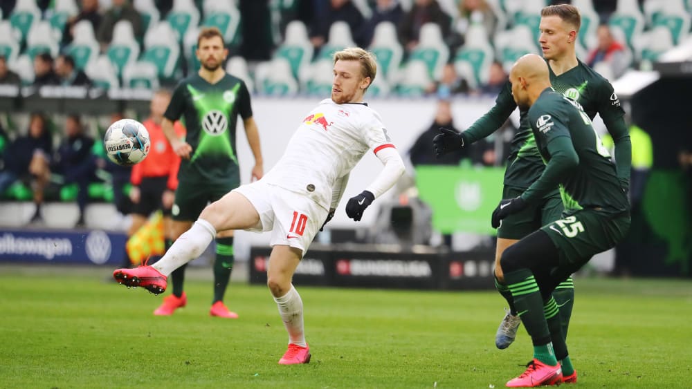 Emil Forsberg (#10) ist im Ball, aber gleich mindestens zwei Gegenspieler sind bei ihm.