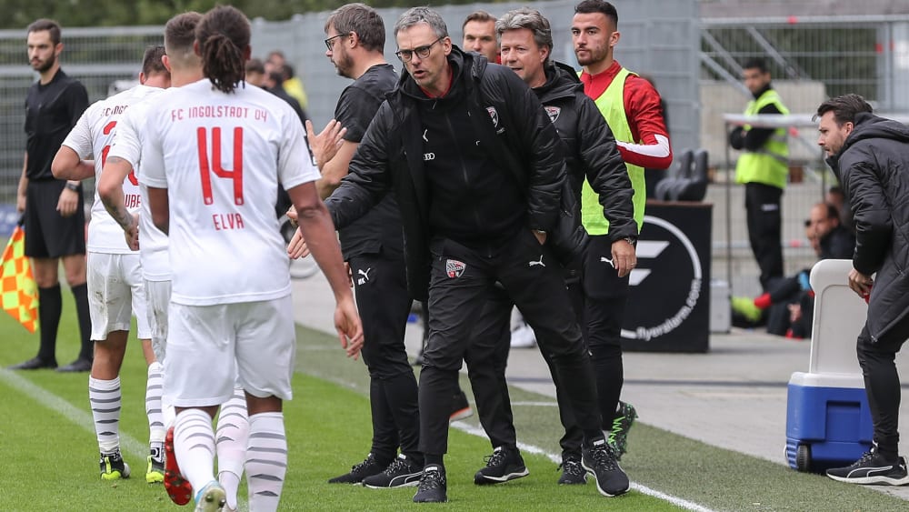 Nah dran am Team: Sportdirektor Michael Henke beim Auswärtssieg in Großaspach.