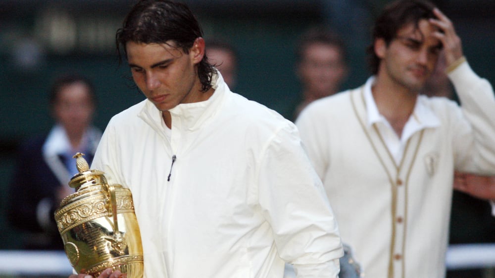 So lief es 2008: Kurz vor Anbruch der Dunkelheit schnappt sich Rafael Nadal die Trophäe in Wimbledon.