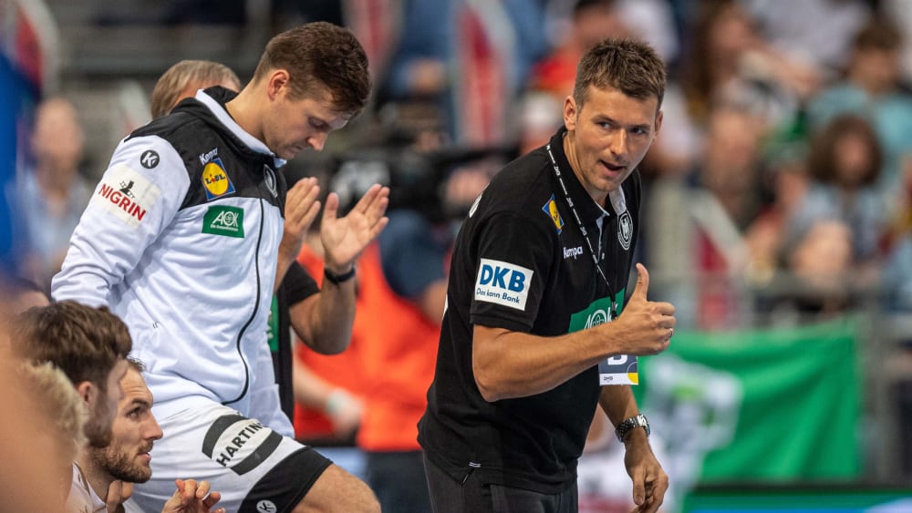Er kann sich mit der DHB-Auswahl zu Hause für Tokio qualifizieren: Bundestrainer Christian Prokop (r.).