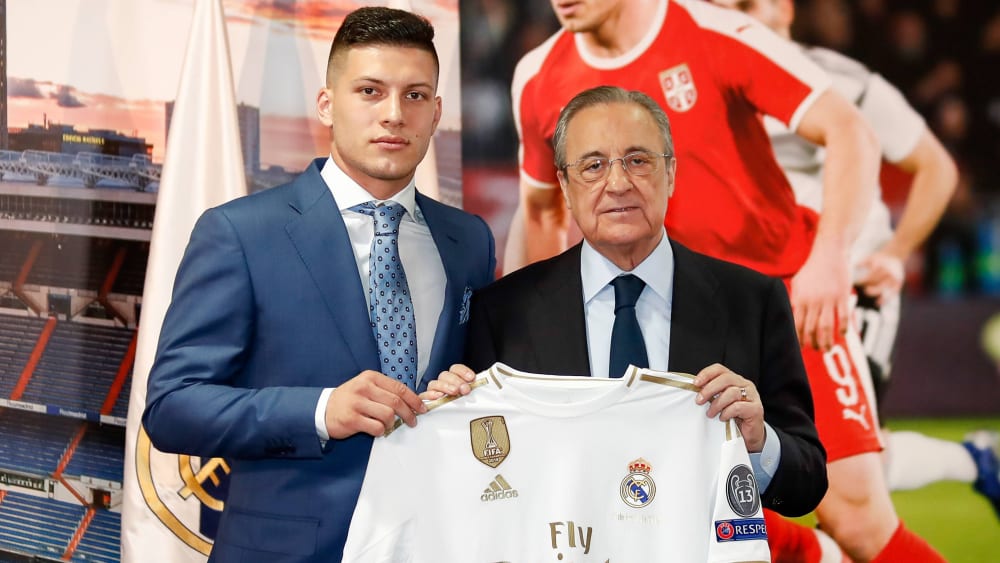Präsident Florentino Perez (r.) präsentiert Neuzugang Luka Jovic