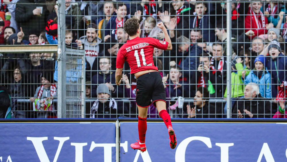 Luca Waldschmidt bejubelt mit den Freiburger Fans sein Führungstor