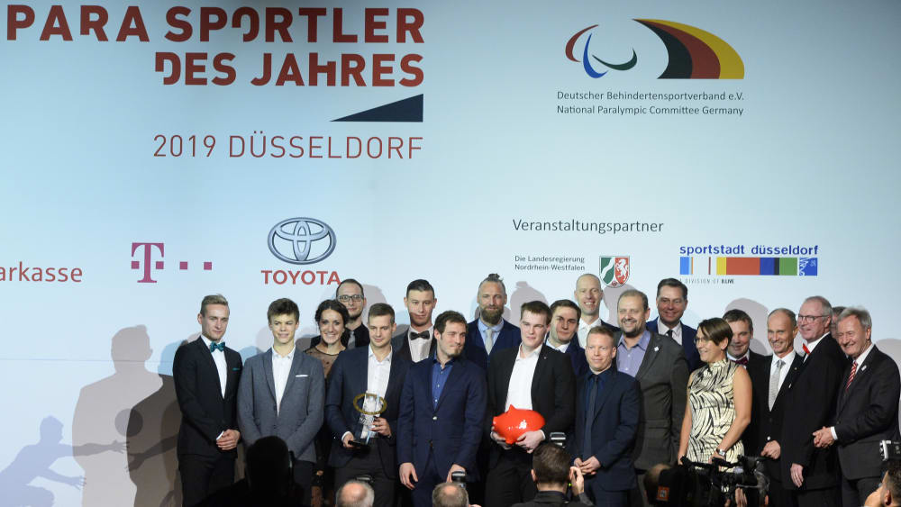Die Para-Sportler des Jahres um Johannes Floors (li.) und Irmgard Bensusan (3.v.li.).