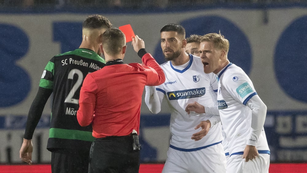 Referee Dr. Robert Kampka zeigt Jurgen Gjasula (Mitte) die Rote Karte.