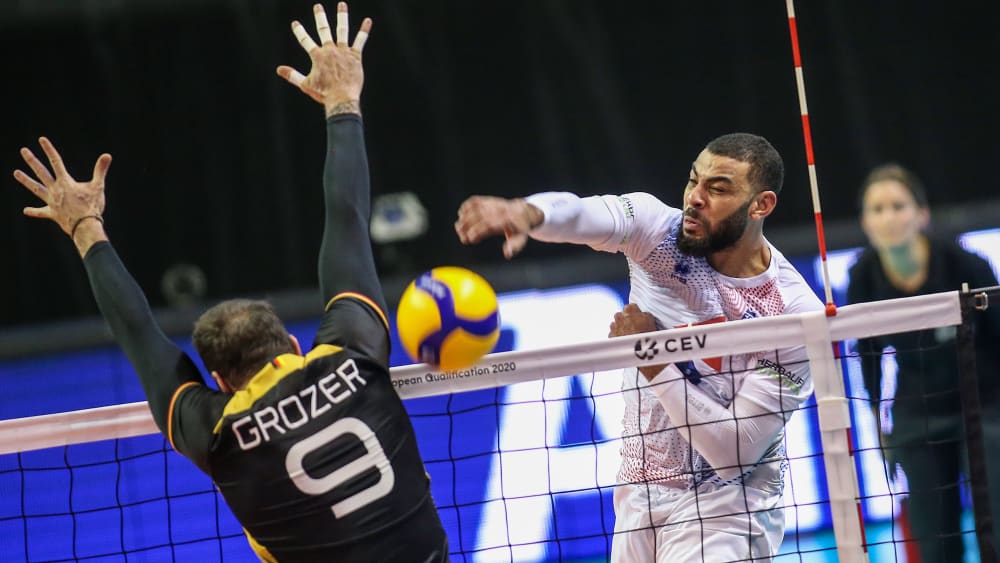 Earvin N'Gapeth (r) aus Frankreich spielt den Ball gegen Deutschlands György Grozer