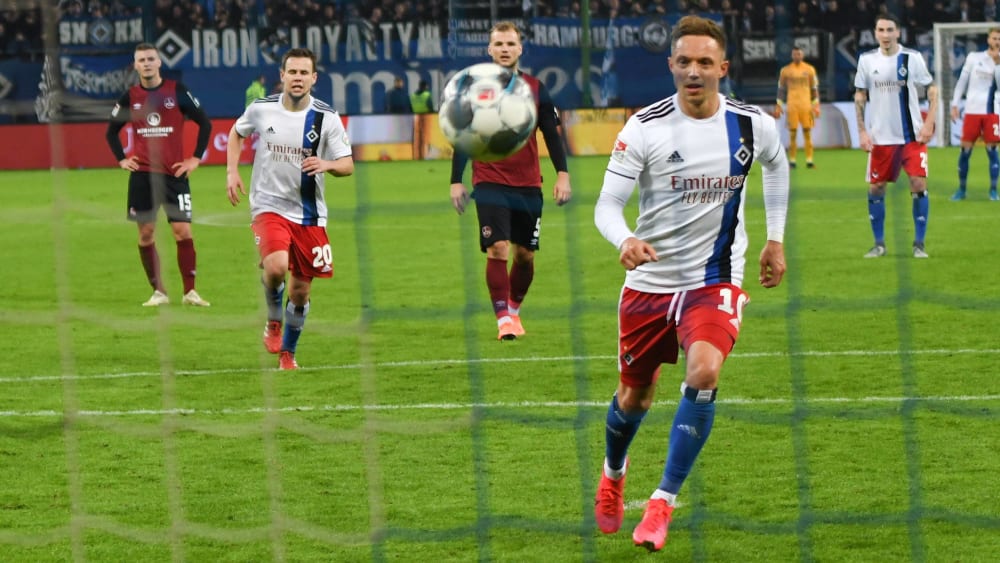 Sonny Kittel verwandelte für den HSV gegen den 1. FCN frech vom Punkt.