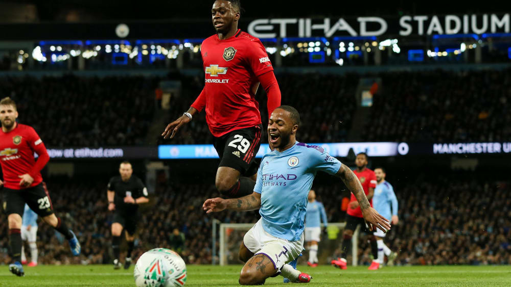 Aaron Wan-Bissaka (li.) gegen Raheem Sterling