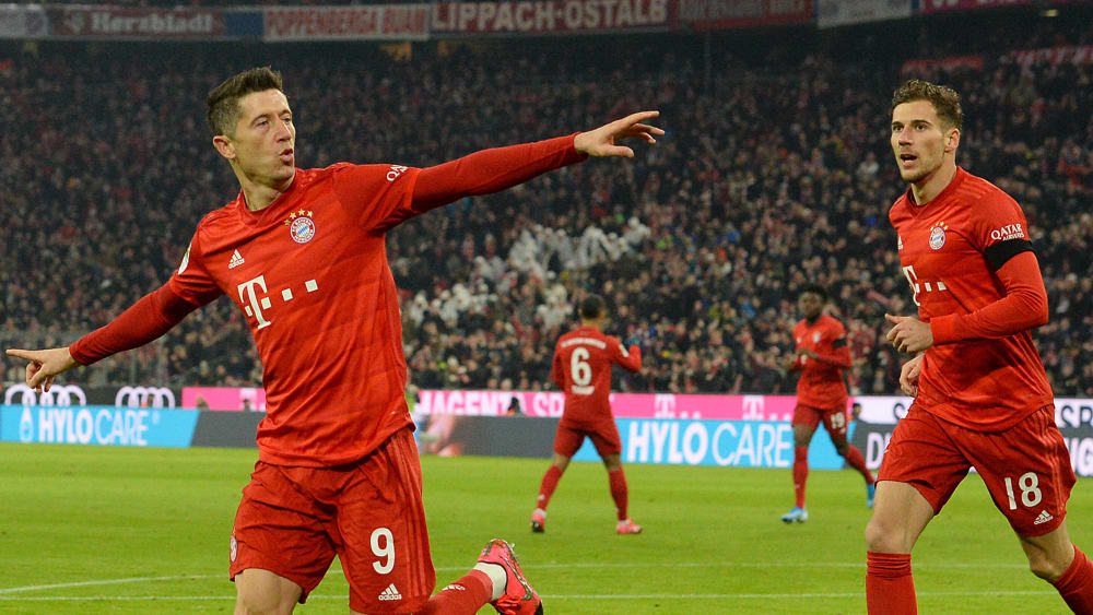 Robert Lewandowski und Leon Goretzka freuen sich nach dem 1:0 für den FC Bayern München.