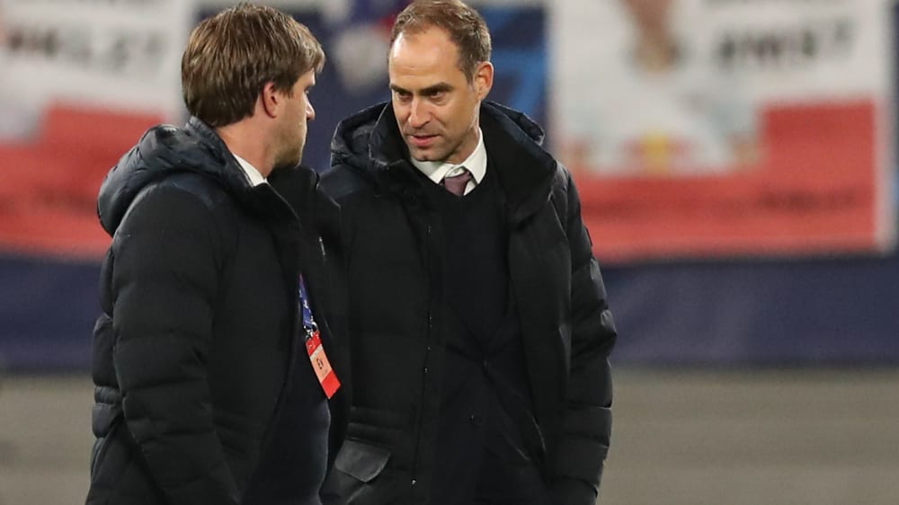 Oliver Mintzlaff (r.) hat seinen Vertrag bei RB Leipzig verlängert.
