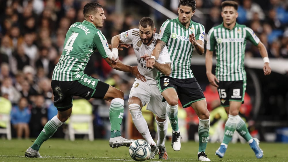Schwerer Stand: Karim Benzema war bei Betis um Marc Bartra (Mi.) meist gut aufgehoben.