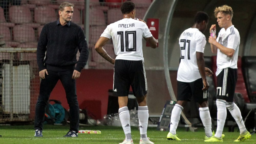 Stefan Kuntz (l.) und Akteure der U 21 beim Em-Qualifikationsspiel in Bosnien-Herzegowina