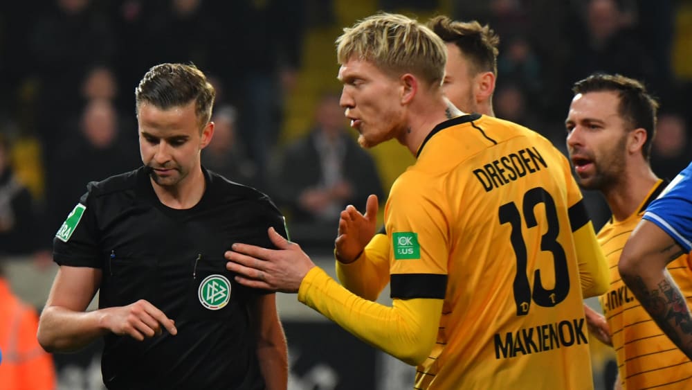 Dresdens Simon Makienok beschwert sich bei Schiedsrichter Michael Bacher über seine Rote Karte.