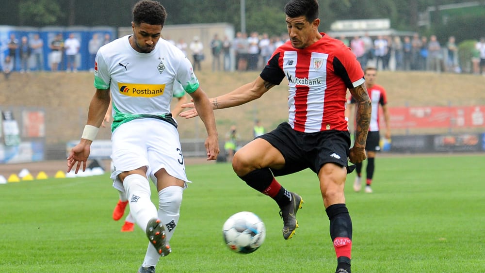 Gladbachs Bennetts gegen Bilbaos Yuri Berchiche.